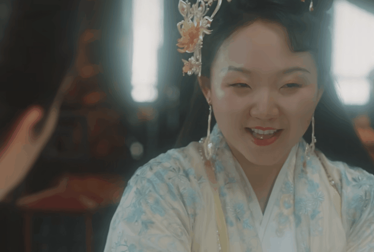 气息,尤其是当她盯着沈璃时,那表情简直能让人感受到一股愤怒的冲动