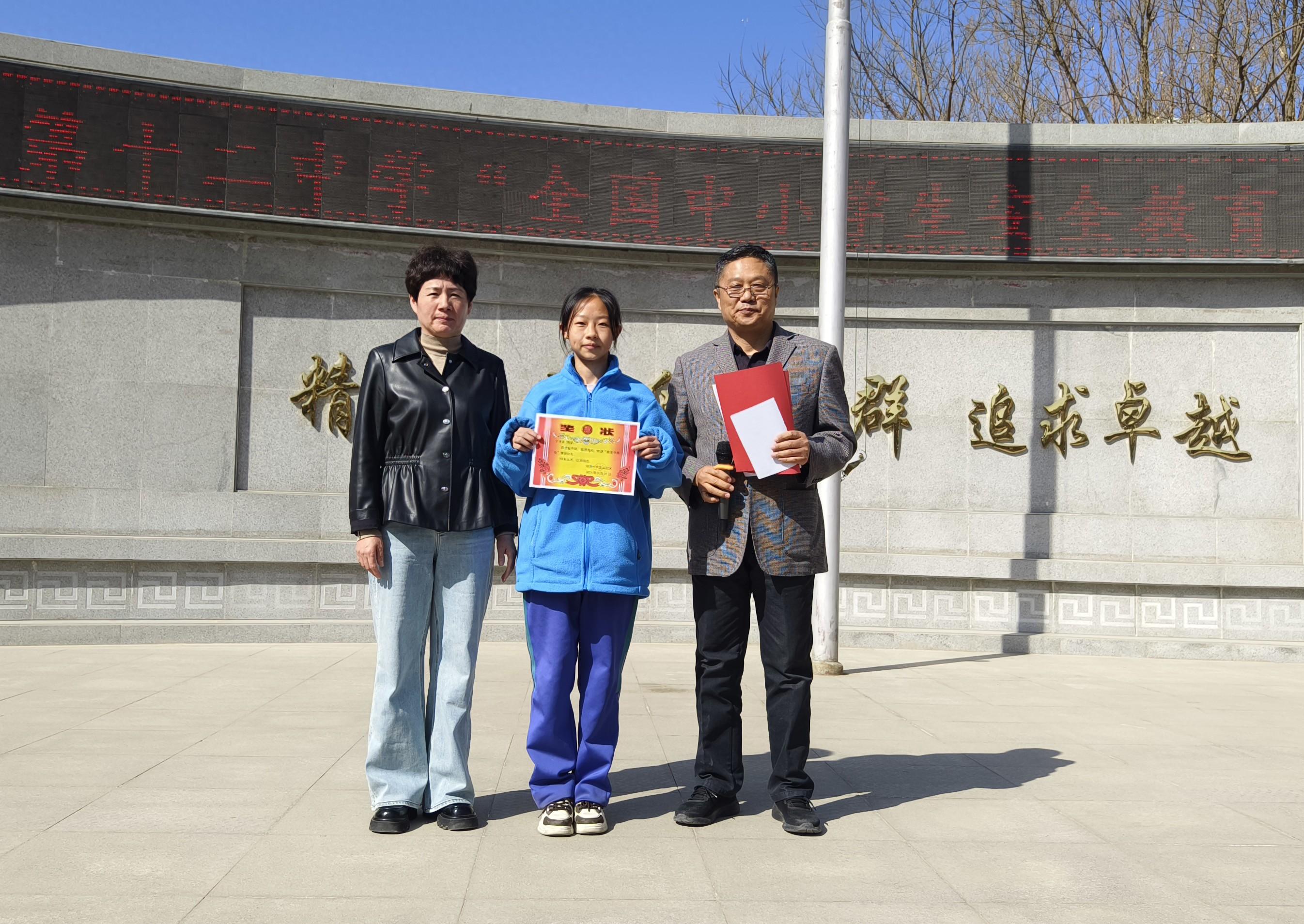 拾金不昧好少年!银川市第十二中学学生捡到手机还失主获赞扬!