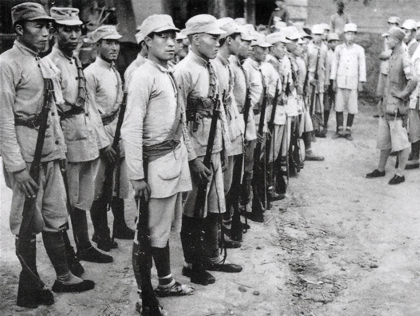 陕西军区司令员在饭店吃饭被一群地痞挑衅司令知道我是谁吗