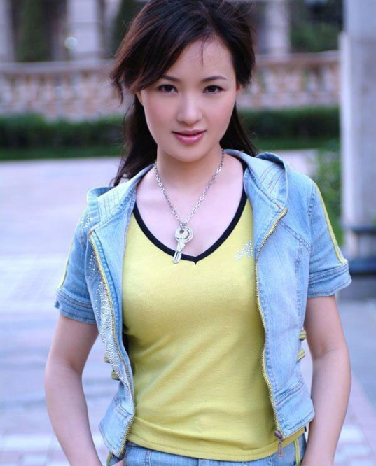 上小学后,雷佳就萌生了当歌手的梦想,经常跟着收音机学唱歌曲.