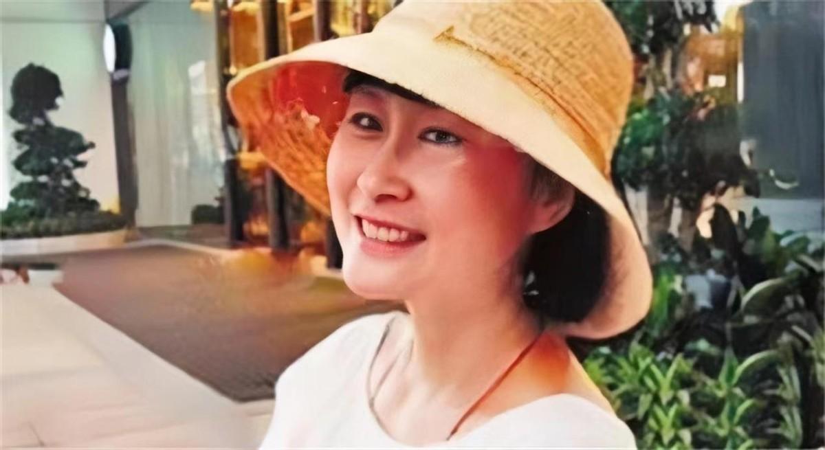 回顾冯小刚前妻张娣:23年坚持不嫁全心陪伴女儿,今女儿成她骄傲