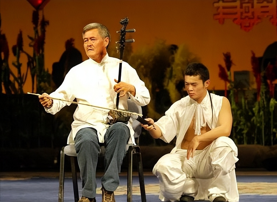 1982年李忠堂馆长为了文艺晚会亲自写了一个小品剧本,名叫《摔三弦》