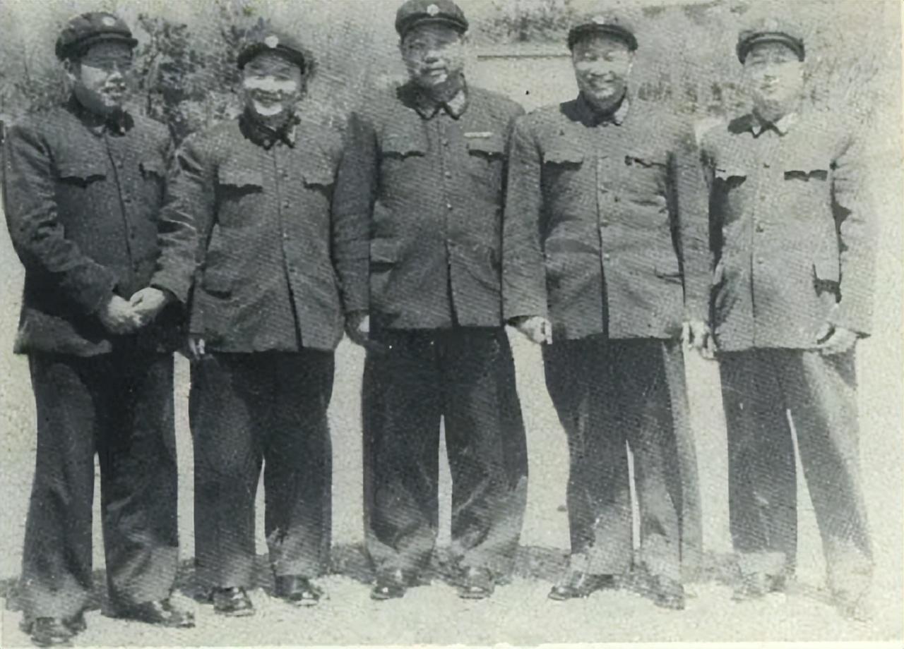 1977年邓公约见陈锡联陈锡联向邓道歉邓公你在北京不欠账