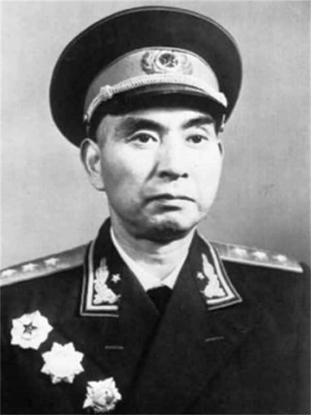 59年阅兵总指挥杨勇的礼服扣子突然脱落一名中将救急我来缝