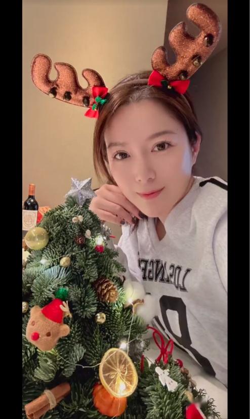 40岁的苟芸慧自拍照展现了她白皙的皮肤和美丽的外貌,散发女神般的