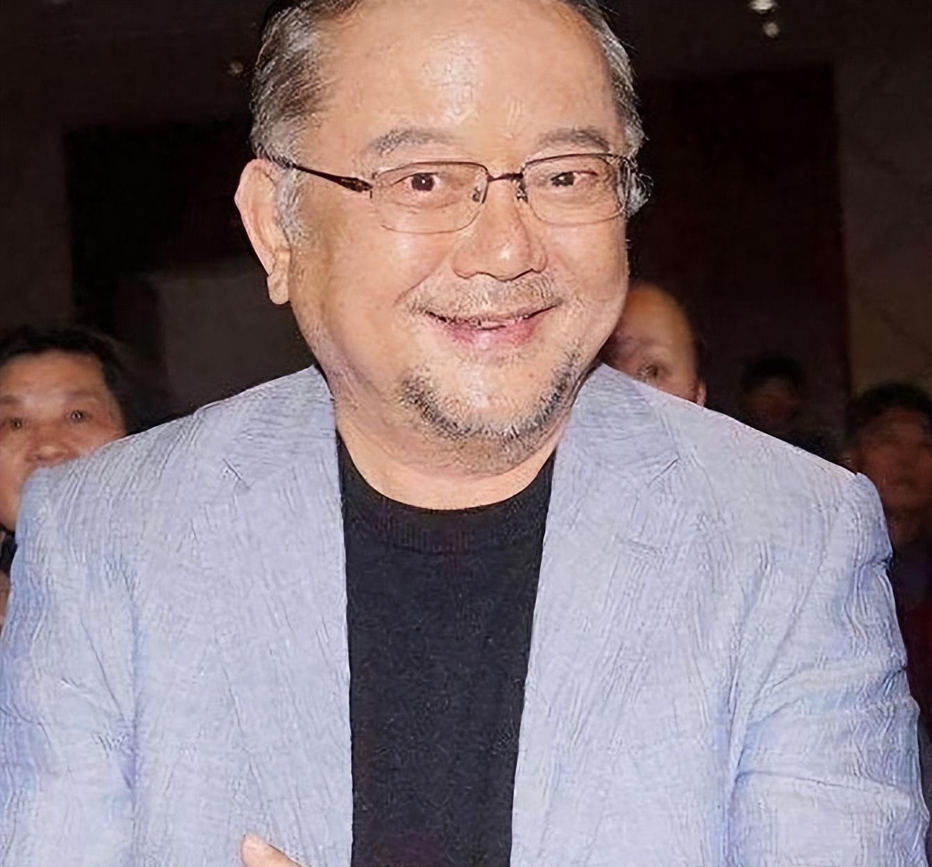 回顾75岁王刚外孙和儿子同上高中白发显老态妻子仍风韵犹存