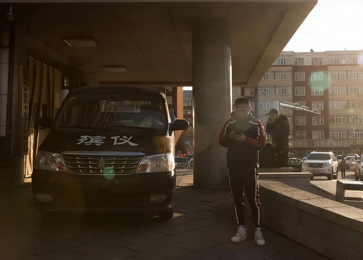 回顾接尸人王亮护身符贴身两年接尸2000具最怕半夜工作