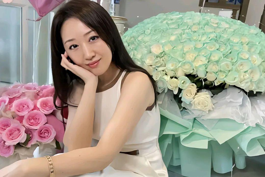 52岁杨钰莹的豪宅火了养花种菜与狗相伴一进屋就被治愈