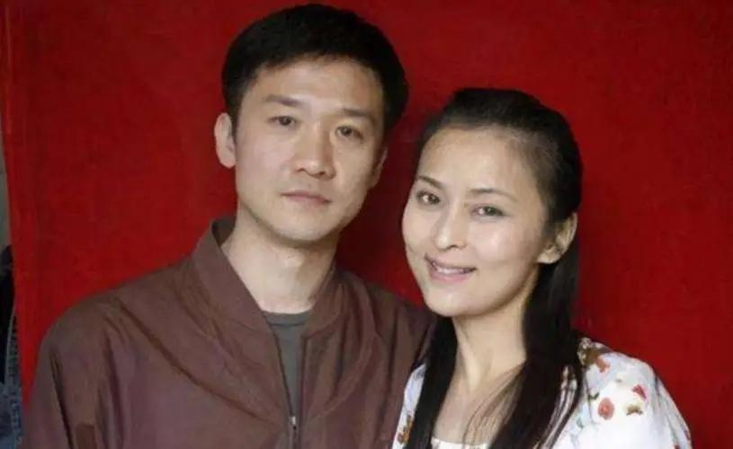 两人在路上逛街时,总会遇到何音的粉丝上前要签名或是合照,而黄志忠则