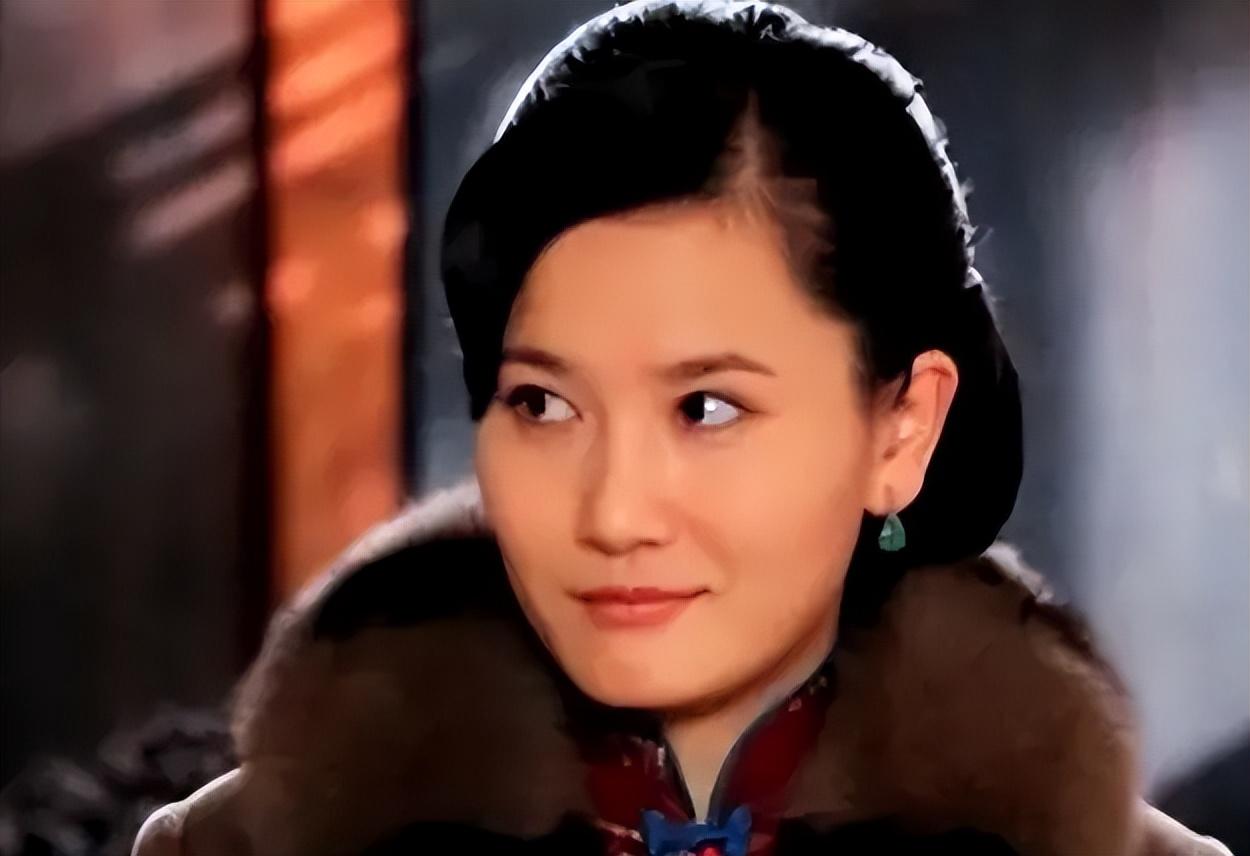 回顾她是侯勇的三婚娇妻为爱倒追大25岁老公没有孩子也幸福