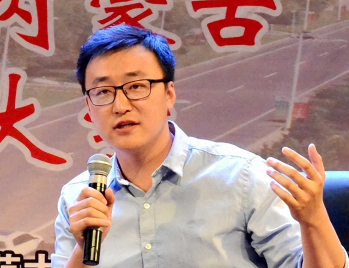 回顾苗凯:农村走出来的主持人,弟弟为他辍学女友成就他的播音路