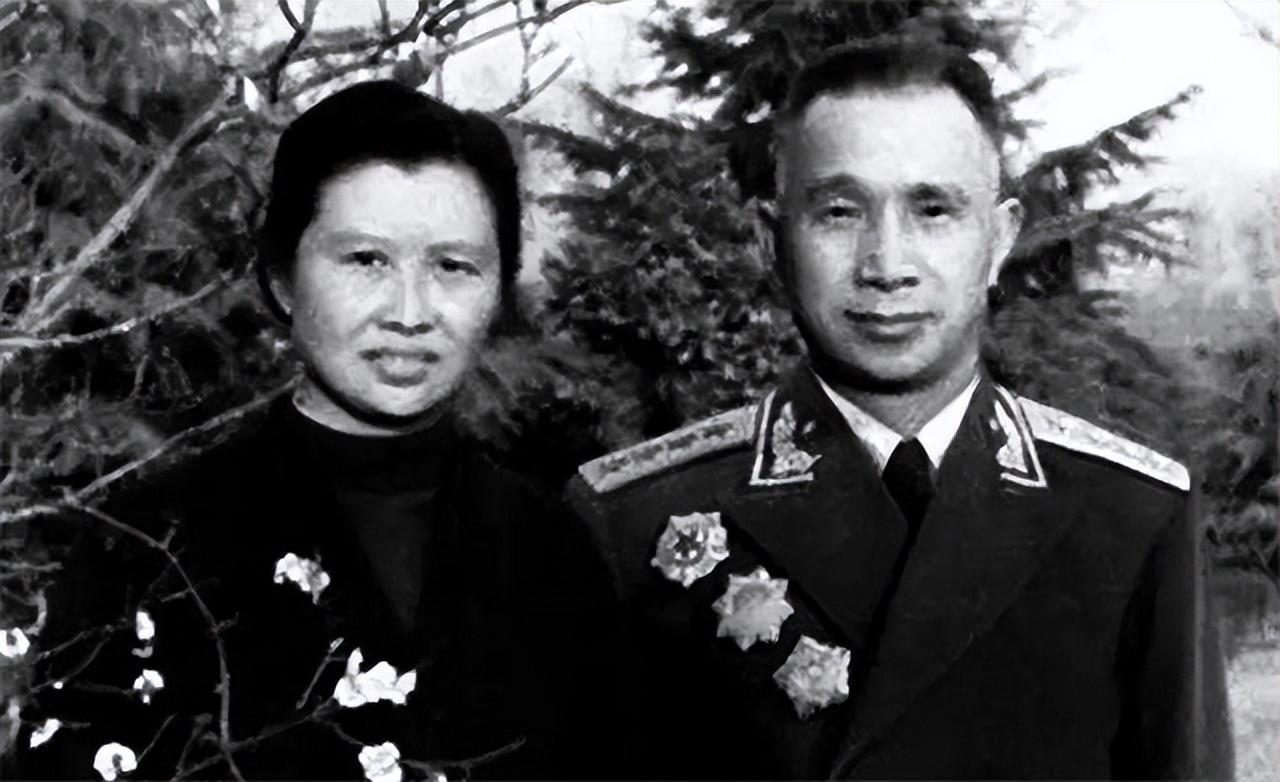 1984年粟裕病逝妻子携骨灰到南京王必成为何因此对张文碧发火