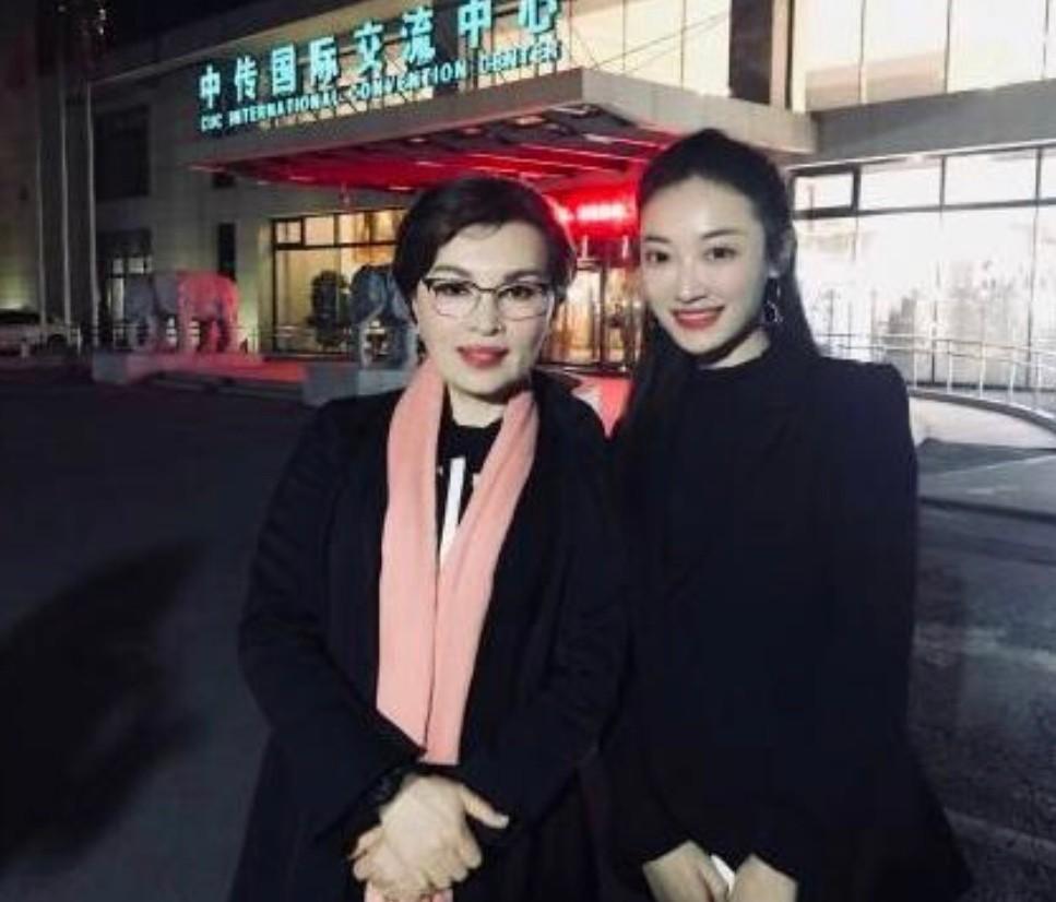 回顾主播李瑞英儿子受伤我含泪坚守岗位风光背后是泪水和心酸