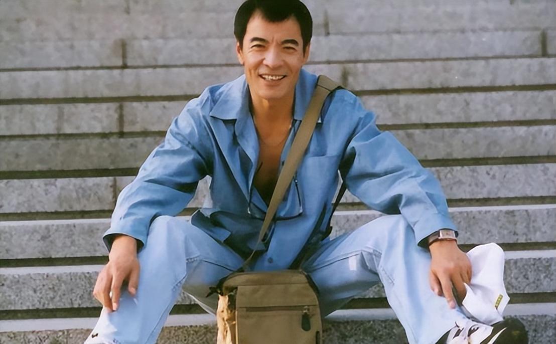 回顾刘威8个月接连丧亲拍戏摔断6根肋骨为养儿子不休息一天