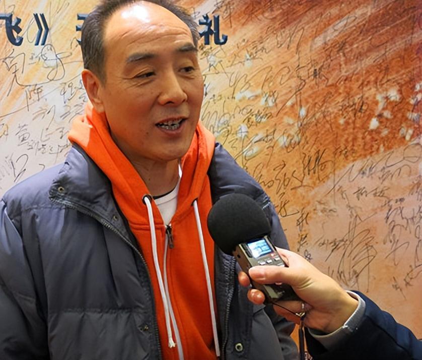 回顾他在亮剑饰演丁伟48岁爆红今66岁在农村别墅养老