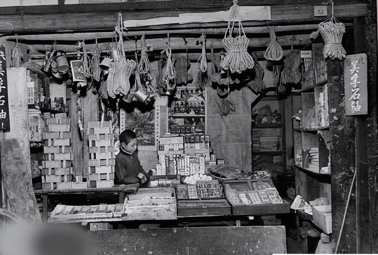 杀害闻一多的凶手,躲在成都开香烟店,因看报坐姿正派暴露被枪毙