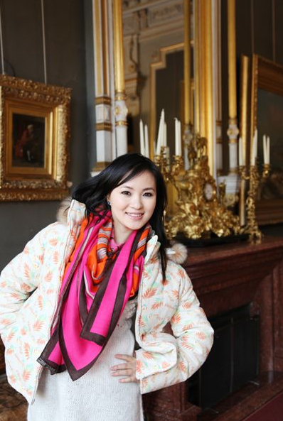 上小学后,雷佳就萌生了当歌手的梦想,经常跟着收音机学唱歌曲.