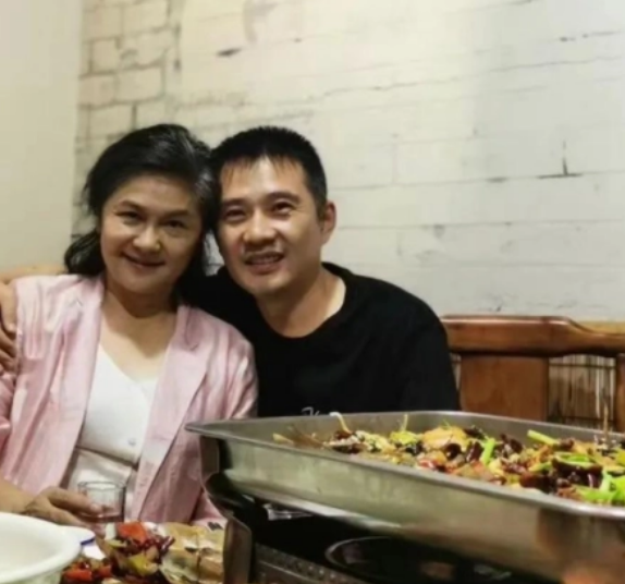 他是闫妮同班同学现实中娶了德华恩爱21年零绯闻