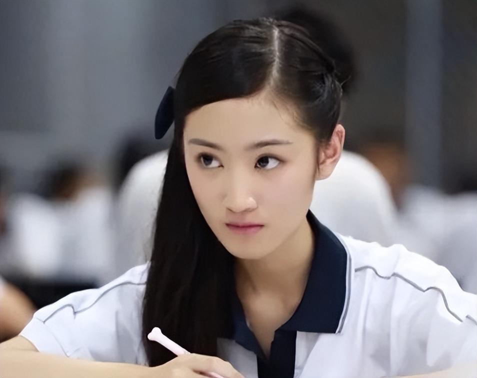 回顾父母爱情捧不红的女演员13岁考上戏如今因整容无戏拍