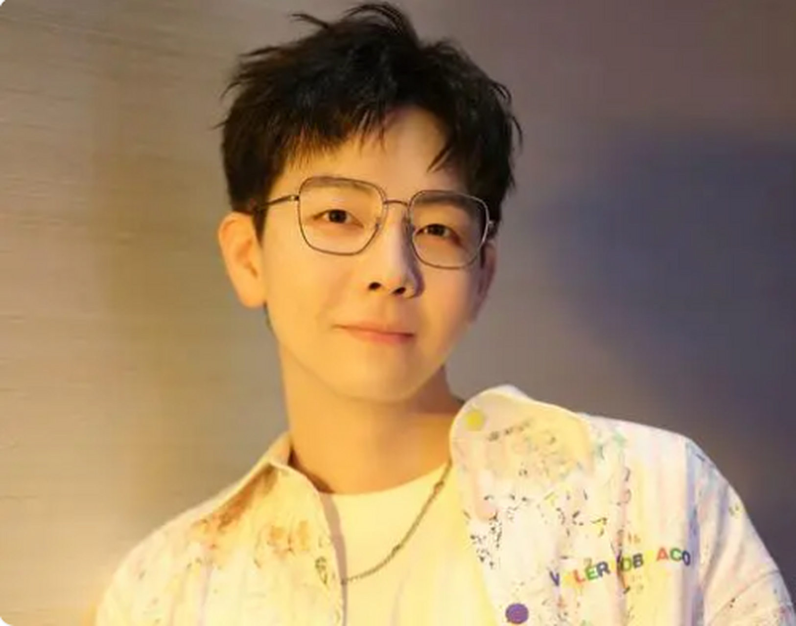 最终被证实孩子是其合伙人李承峰的,胡夏父母只是帮忙照看