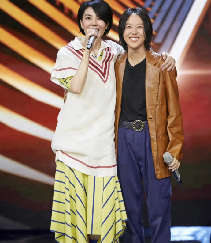 王菲罕见晒全家福,妈妈高贵优雅比她还抢眼,老爸哥哥儒雅绅士