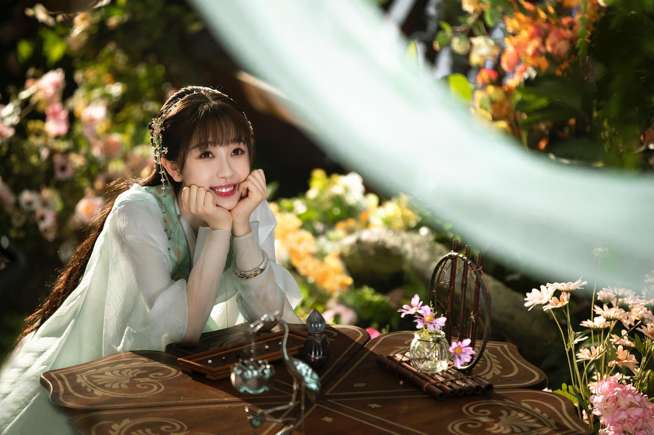 同样演九鹭非香女主角赵丽颖周也热巴对比差异很明显