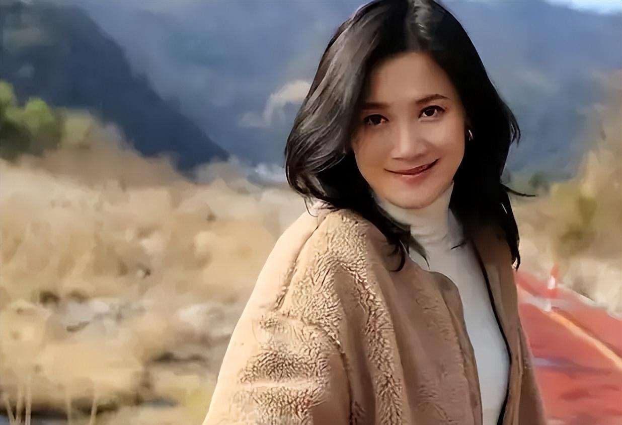 回顾她是侯勇的三婚娇妻为爱倒追大25岁老公没有孩子也幸福