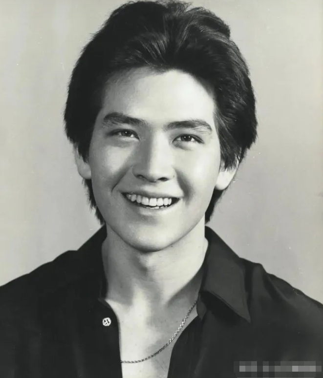 这下子毕丽娜和费伟德很快熟络了起来,两个人后续一交谈,还发现电台的