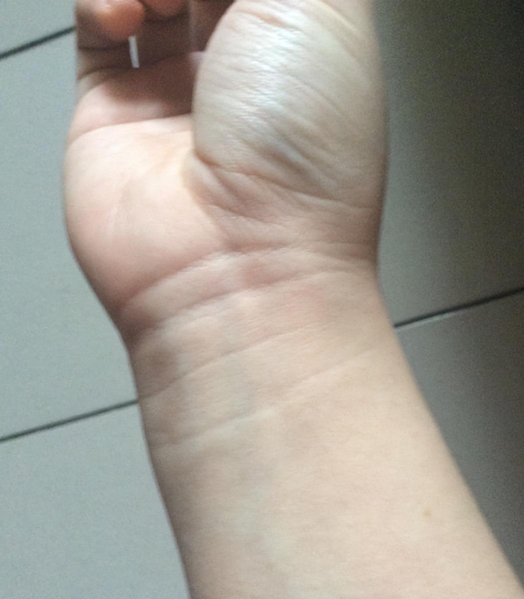 银手镯一般都有一定的重量,佩戴在手腕上时会对手腕产生一定的压力
