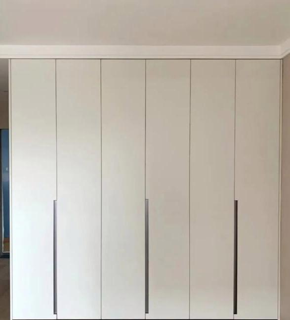 当然了,衣柜的上部和下部要有合理的边条来处理,才能实现最好的一门到