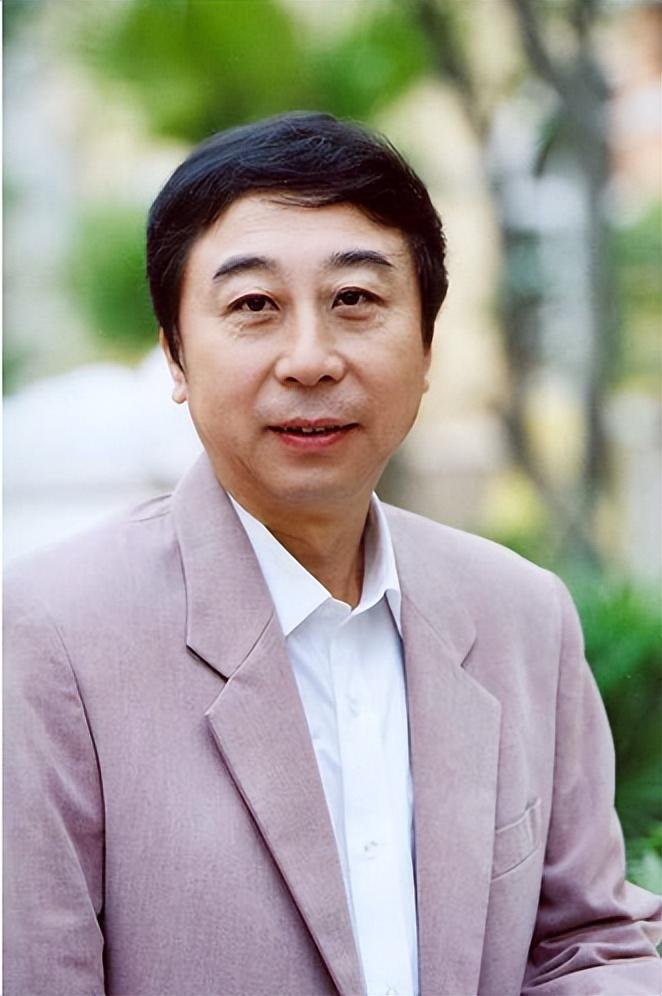 回顾冯巩47岁被妙龄保姆索要50万分手费他媳妇的做法让人点赞