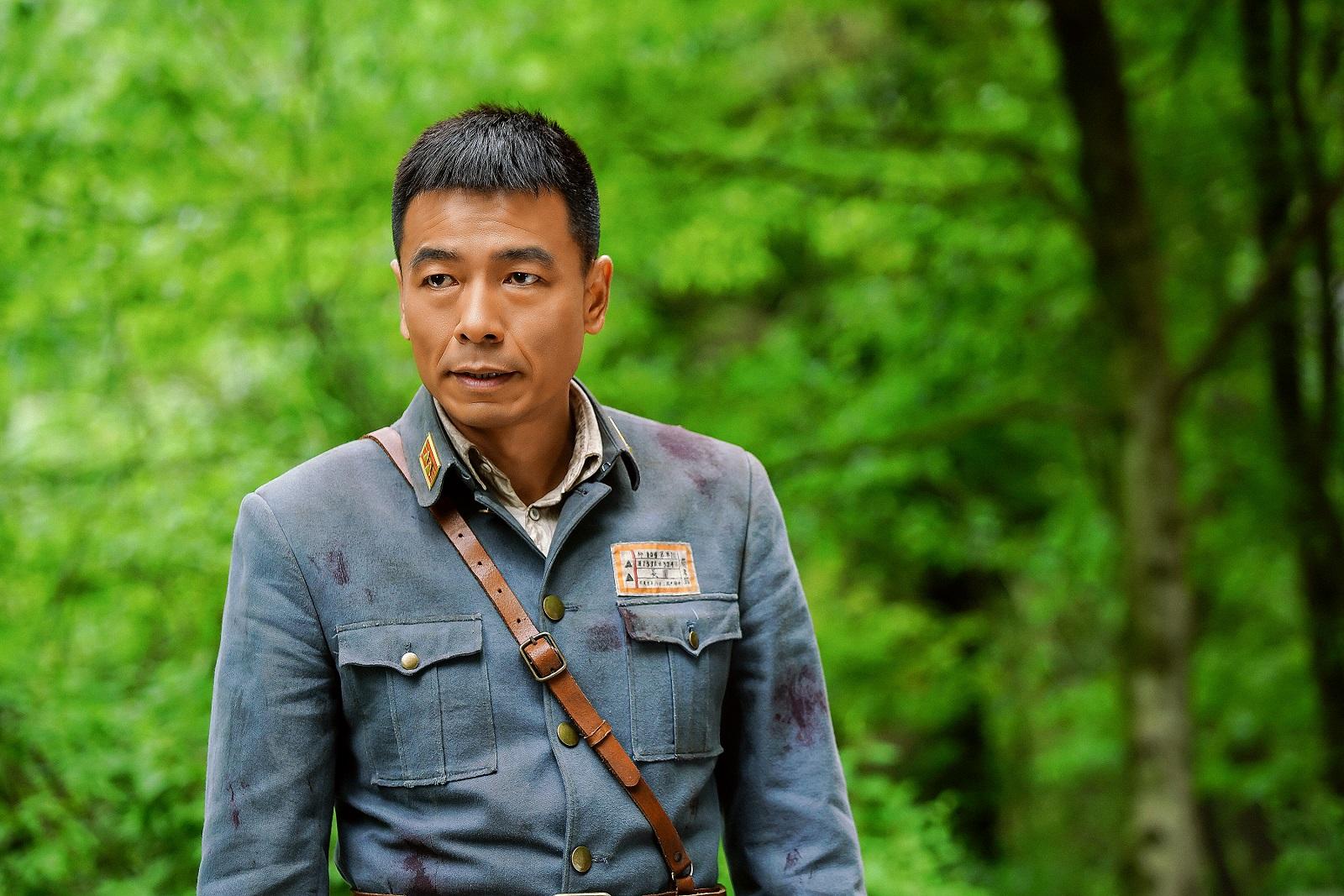 回顾王挺为父母离异落泪38岁帮爸爸还千万巨债40岁与家人和解