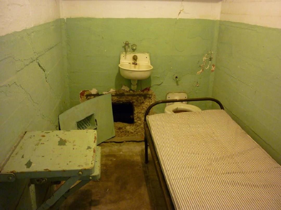 回顾高智商越狱挖洞一年肥皂做假人头逃亡61年仍下落不明