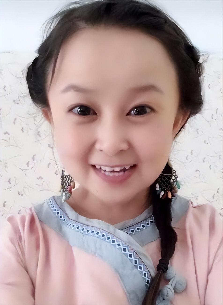 近来朱洁的直播间里时常能见到她身穿漂亮服装,妆容精致,对着镜头侃侃