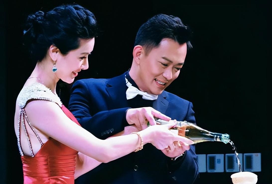 黄海冰再婚与年轻伴侣离异育有一对可爱子女