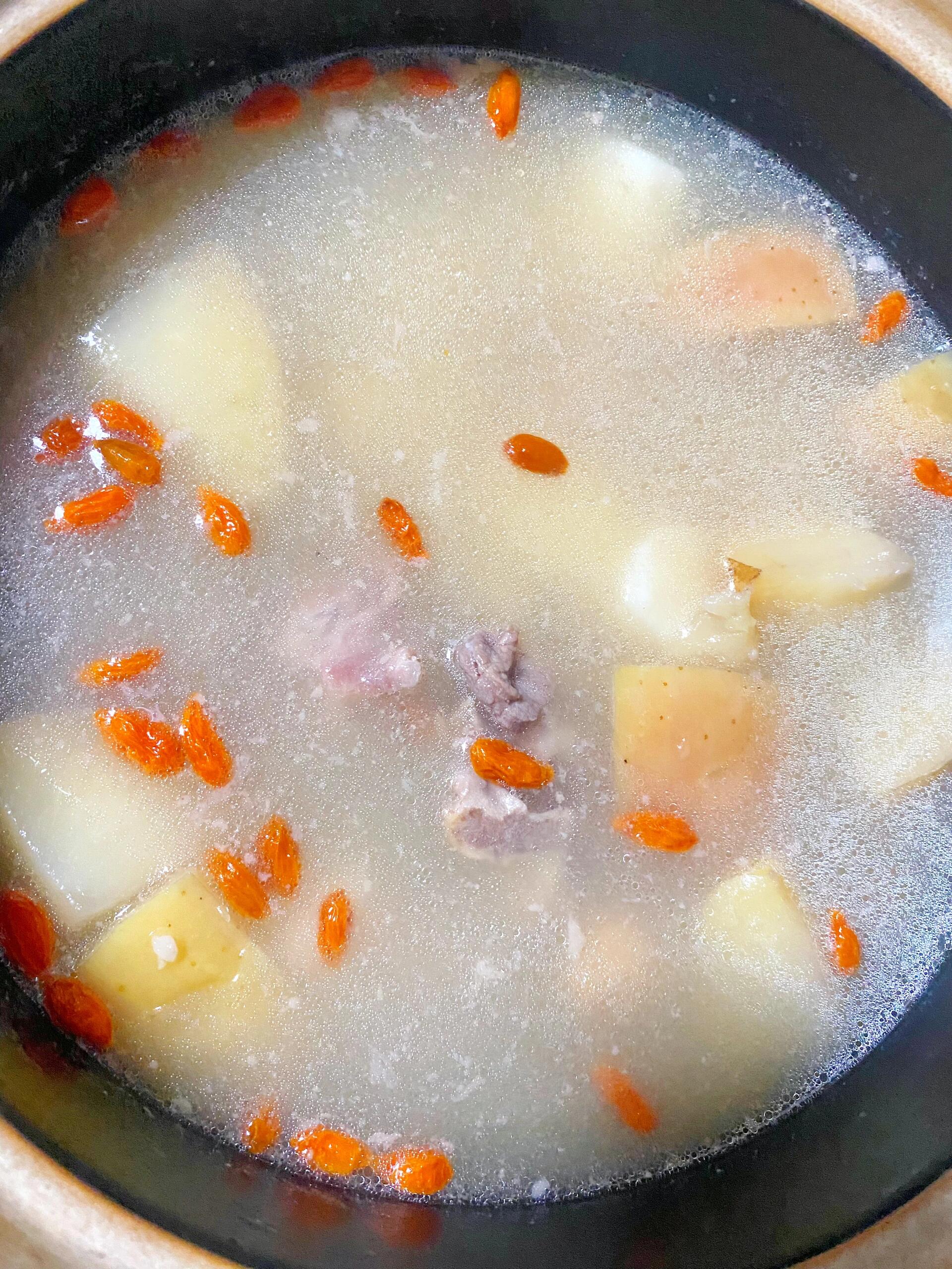 用苹果煲汤鲜美爽口,能保护脾胃,不会伤津,山药健脾补肾老少皆宜