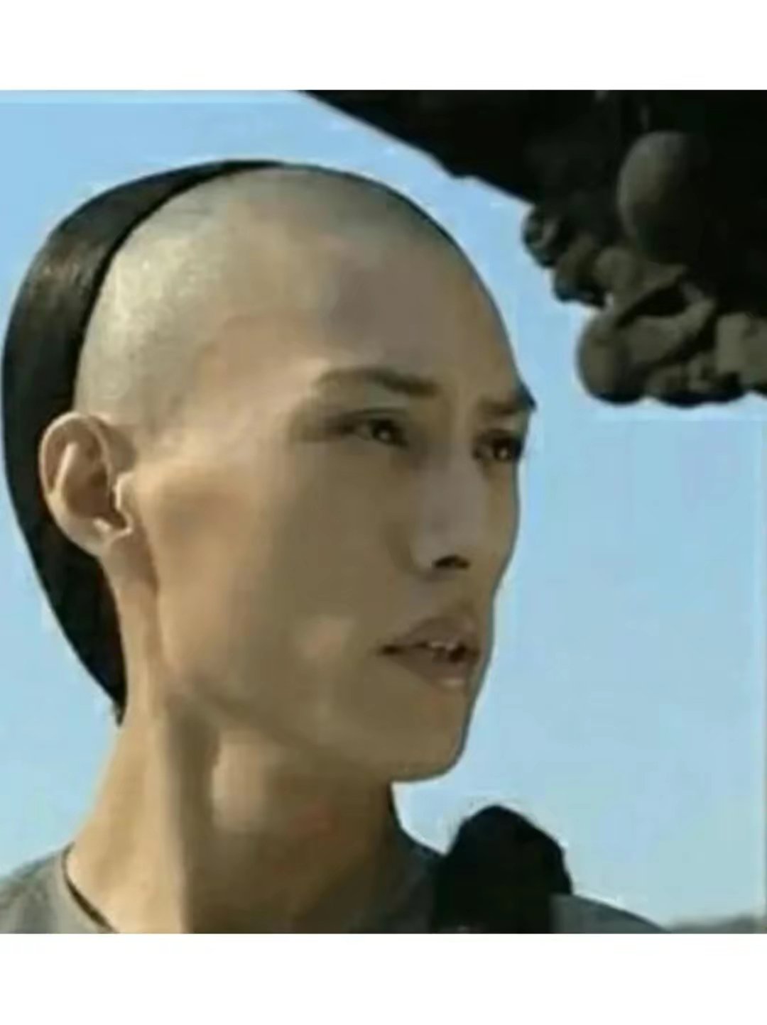 确实靳东年轻的时候,面黄肌瘦,棱角分明,通过岁月的洗礼,皮肤越来越