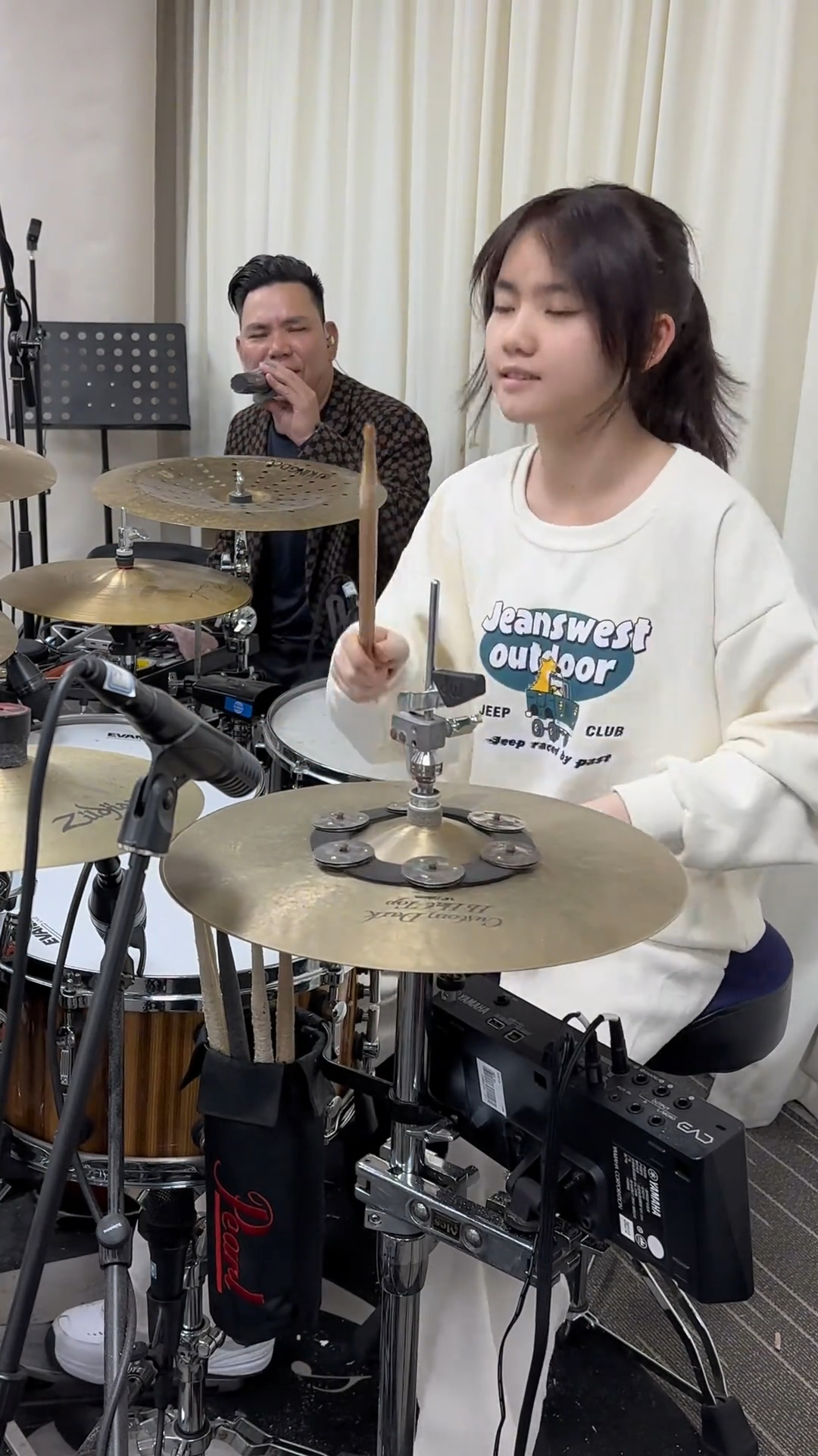 小鼓手妞妞架子鼓演奏经典歌曲浪子的心情,太好听了