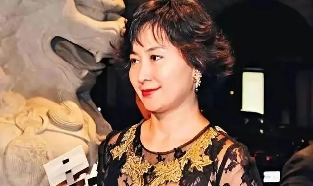 62岁何超琼亲贺64岁四太华诞,紧贴合影展亲密,三房缺席令人惊愕