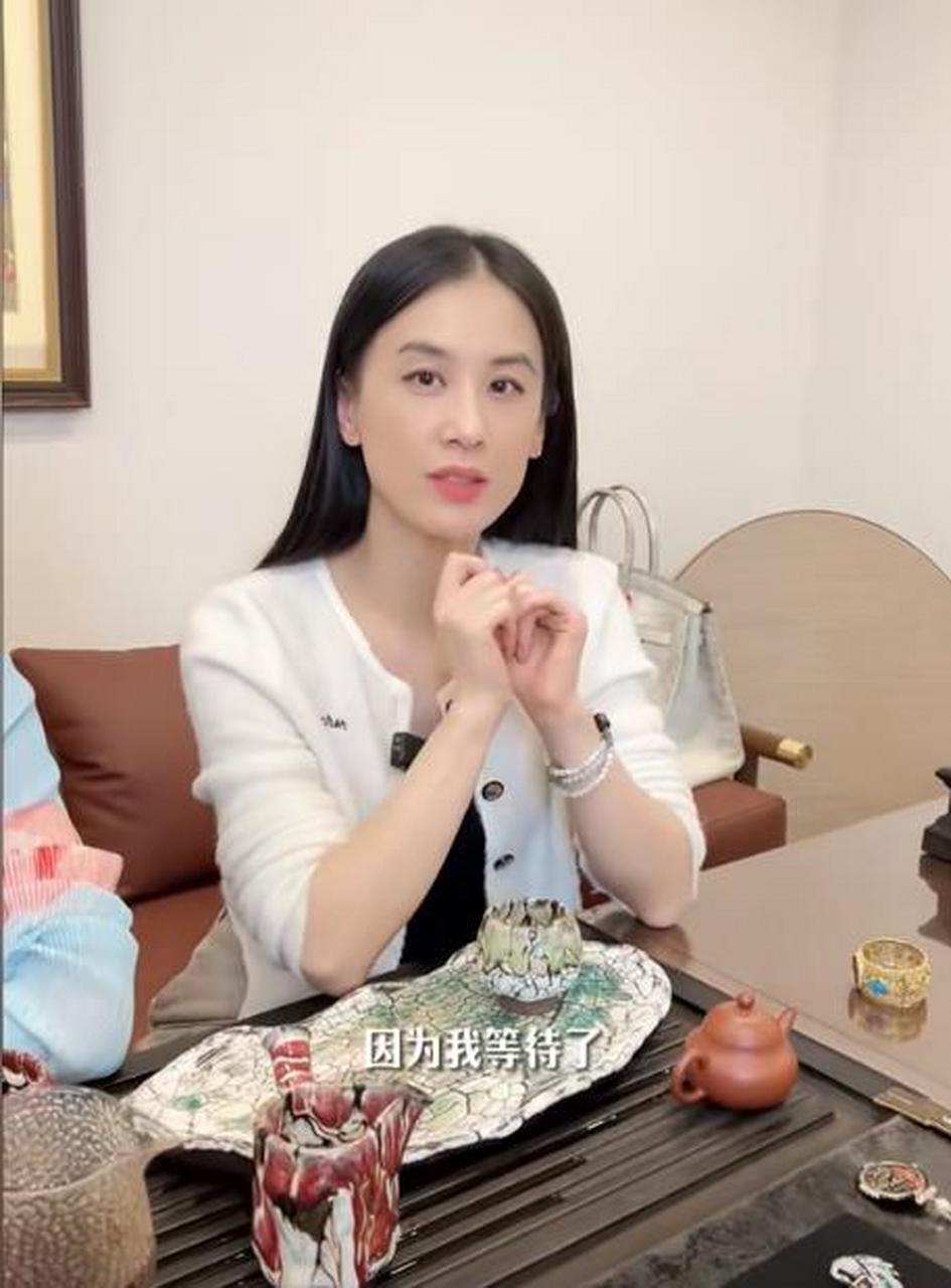 黄圣依杨子直播事件迎来新进展,上海公安于26日将六名涉事工作人员