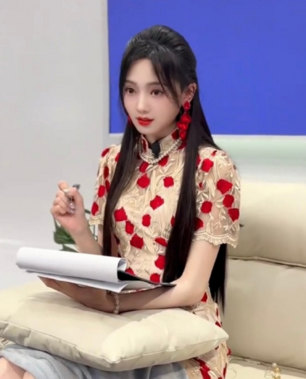 kpl官方主持人灵儿,国风旗袍造型好美!