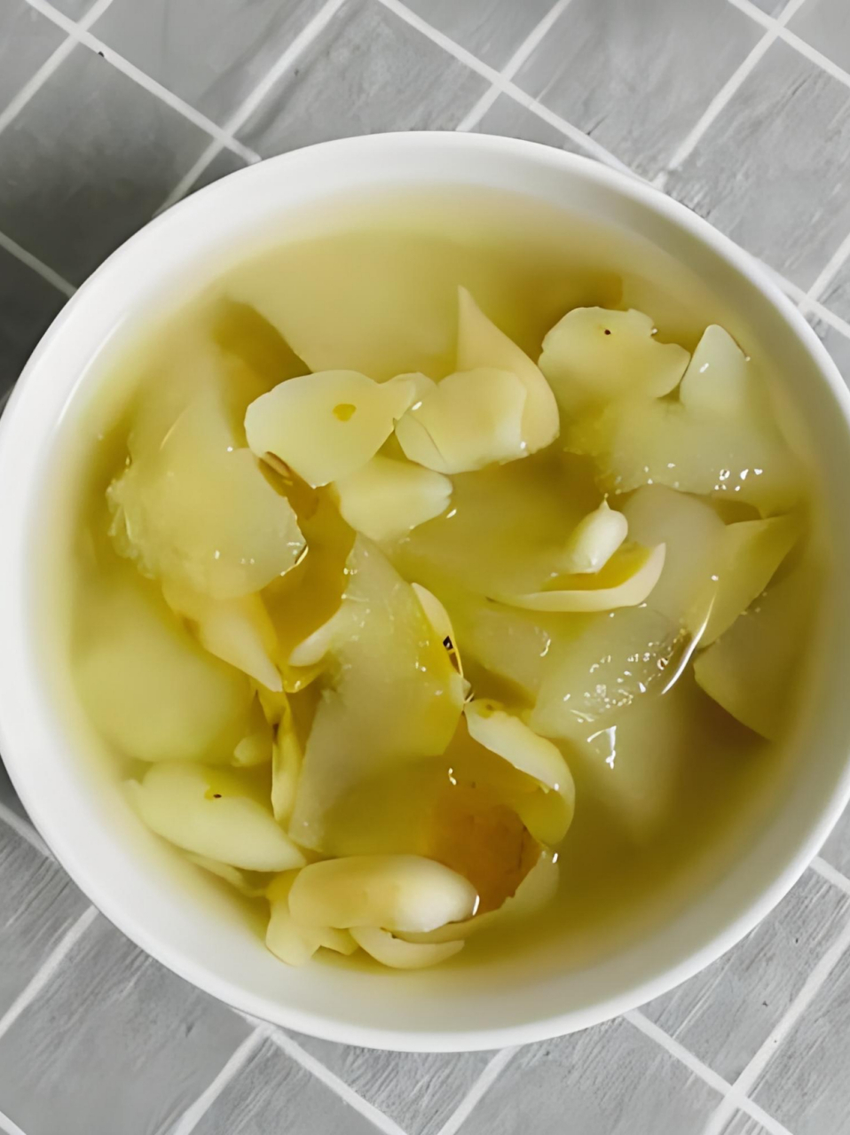 雪梨百合汤,喝出水嫩肌肤  最近感觉皮肤比较干燥,我找到这道养颜圣品