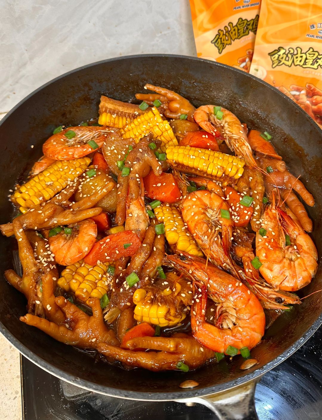 食材准备:明虾,鸡爪,土豆,玉米,大葱,珠江桥牌豉油皇鸡爪汁.