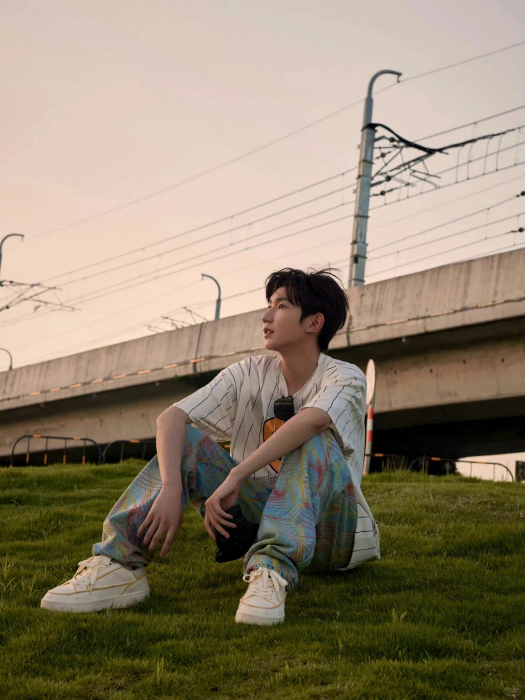 王源机场一身白色运动服王源穿搭风格王源私服穿搭