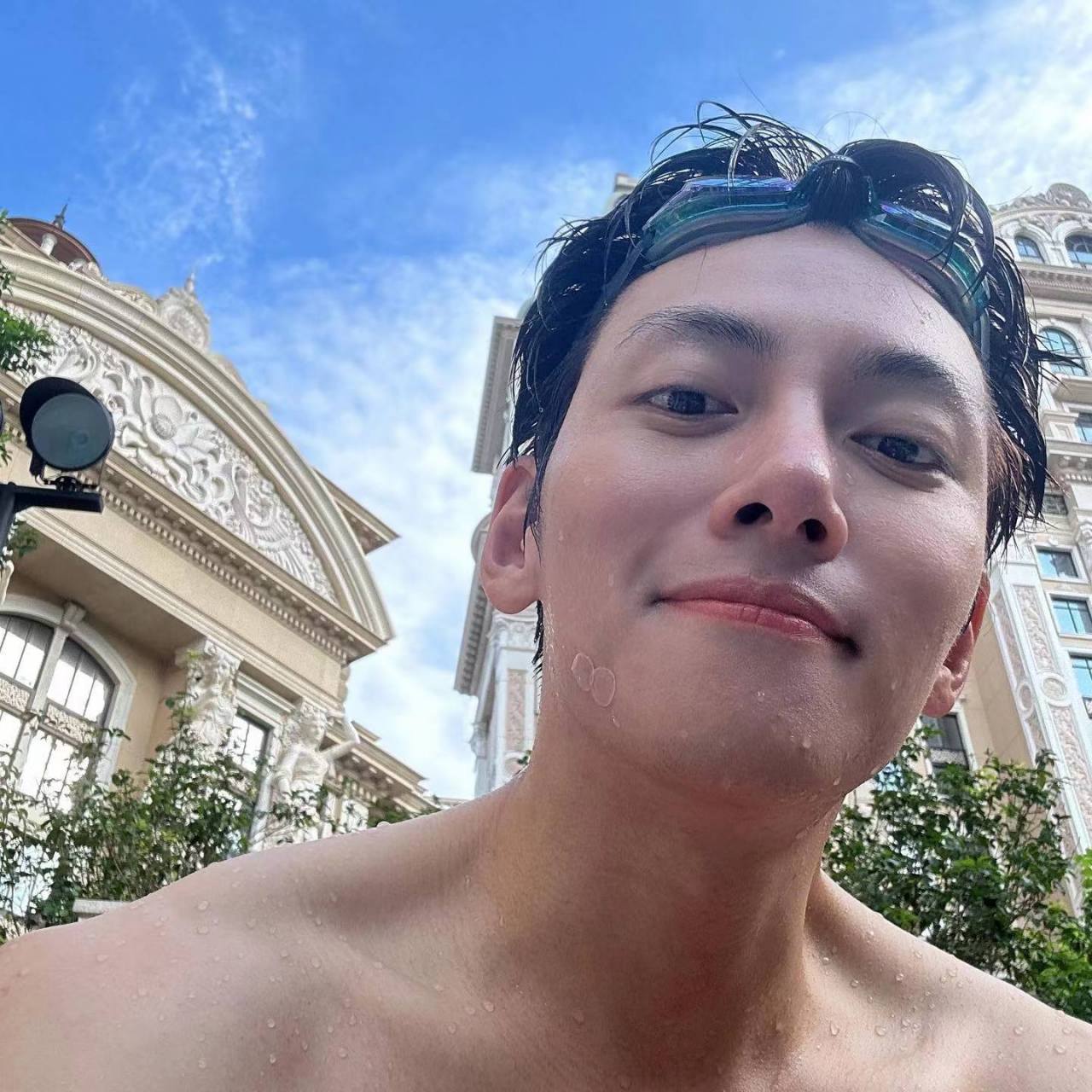 的韩国男演员池昌旭,游累了上岸盘腿坐着休息,依旧可以看到腹肌的轮廓