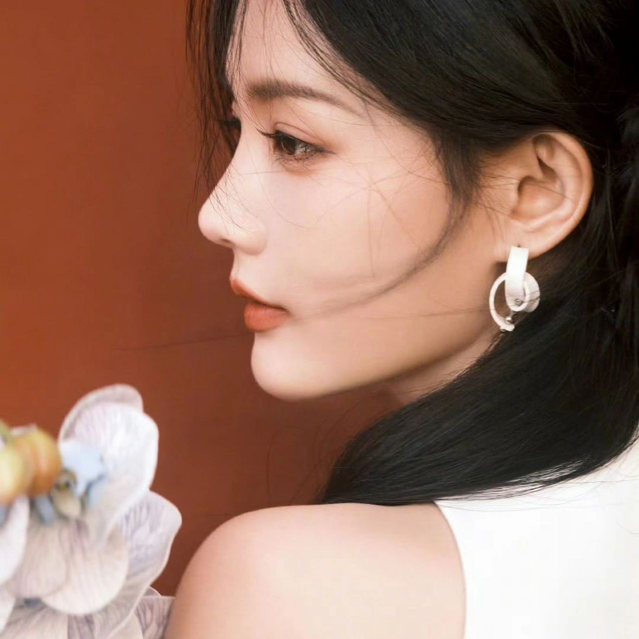 最近换了新头像,是李一桐小姐姐的美照哦!