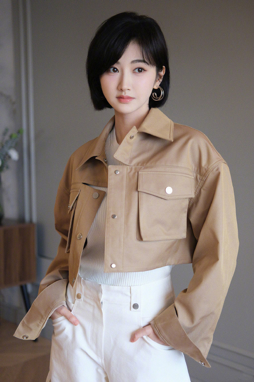 景甜的这款穿搭看似简约却不简单,无论是单品的搭配,还是色彩的组合