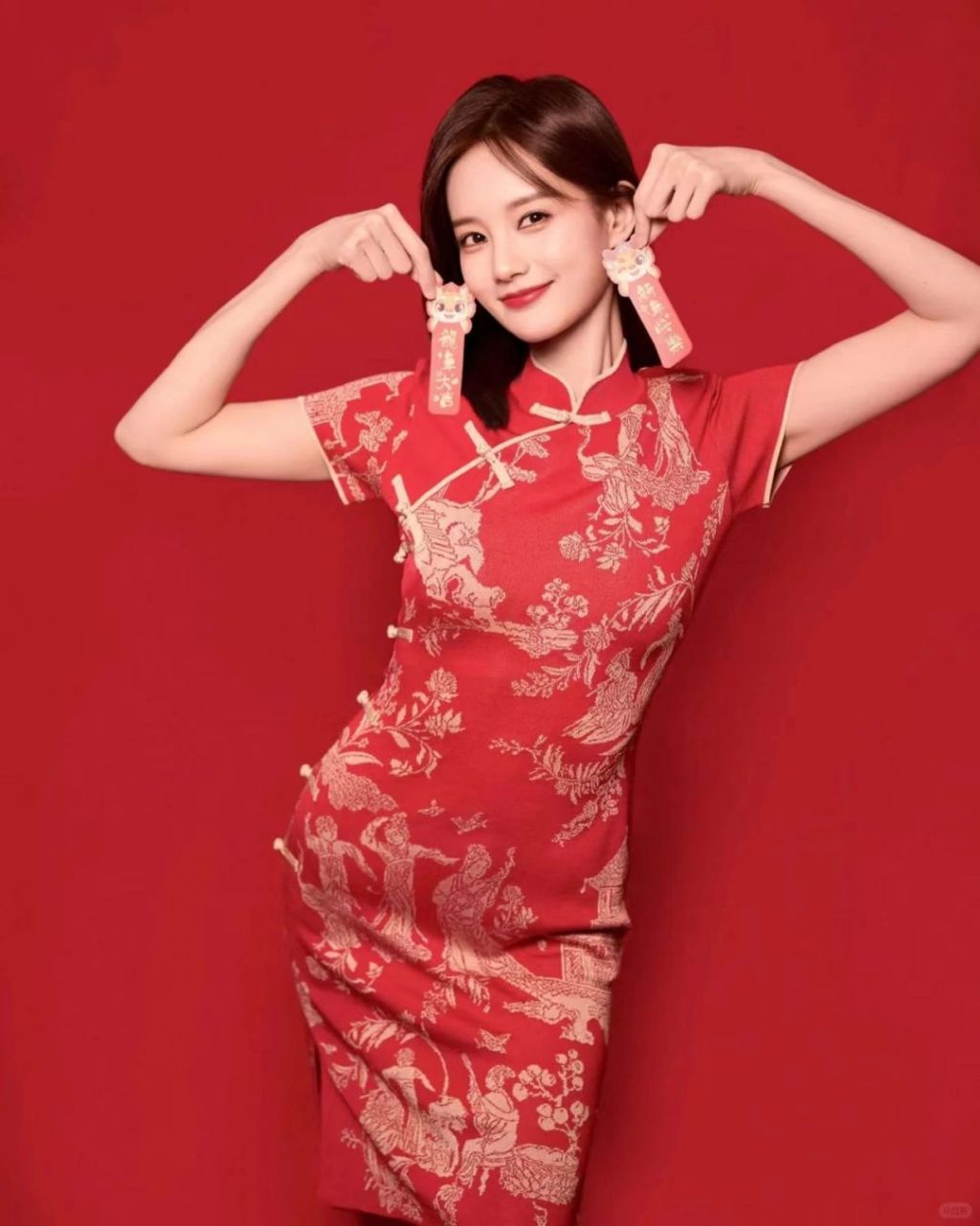 李一桐这次的新年旗袍造型简直美炸了!