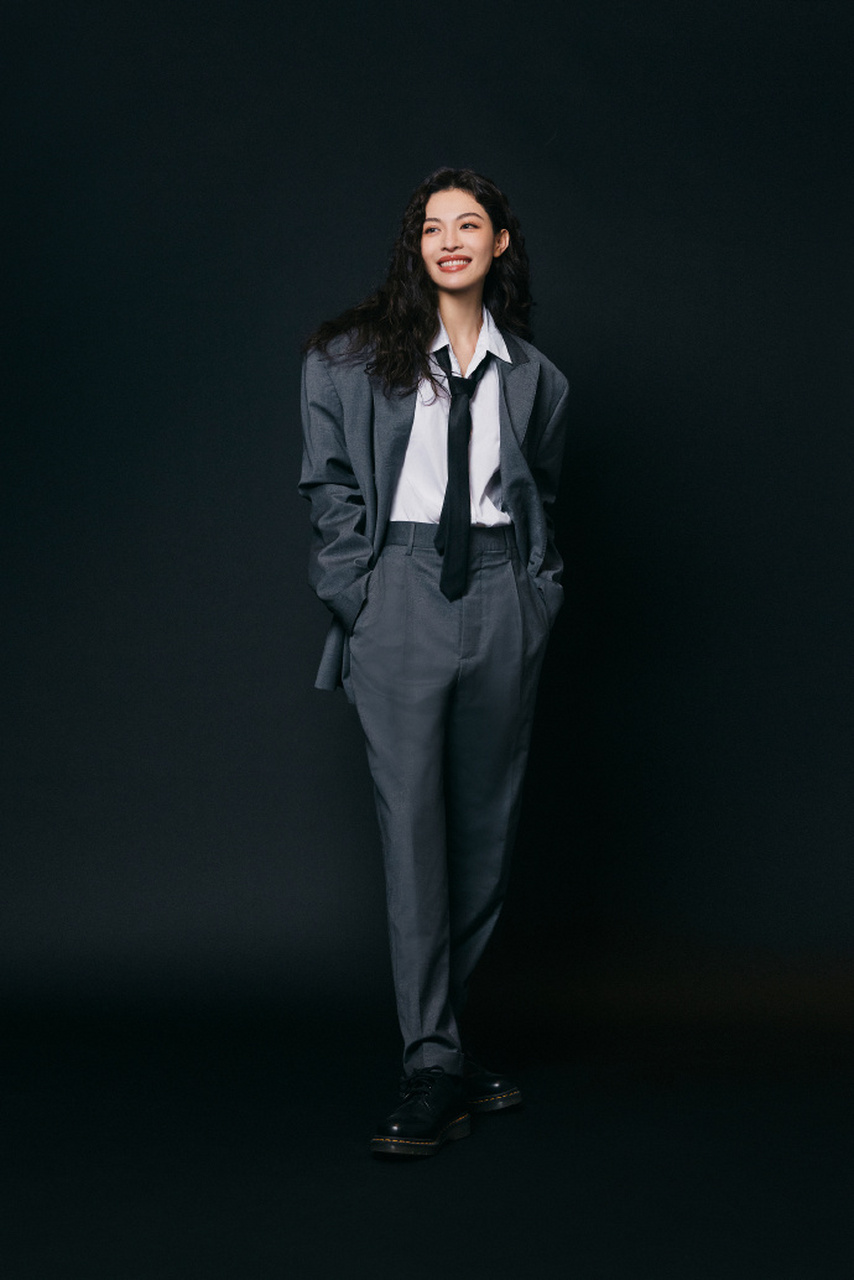 2024电视剧品质盛典# #钟楚曦#   钟楚曦一身男士西装,狠狠拿捏了