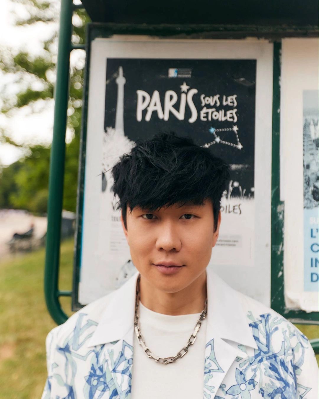 哇哦我看到 jj 林俊杰 ins 更新啦他分享了参加巴黎时装周时的街拍